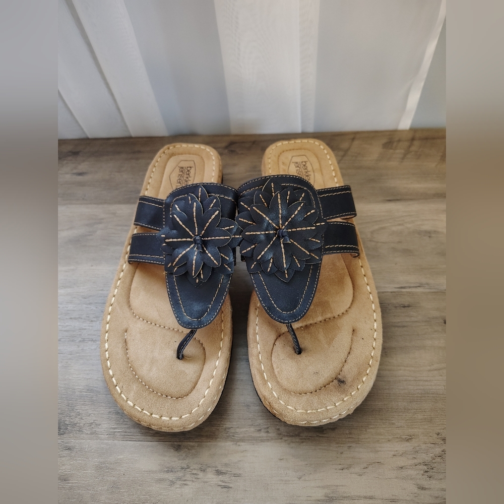 NWOT Berkley Jensen Women’s Sandals Size 10 Navy Blue Floral Thong Slip On